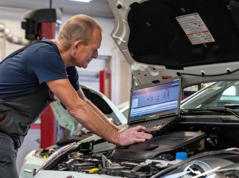 Mechaniker von Autohaus Fischer TOP Markenspezialist für Renault, Dacia führt eine HU/AU an einem Auto durch.